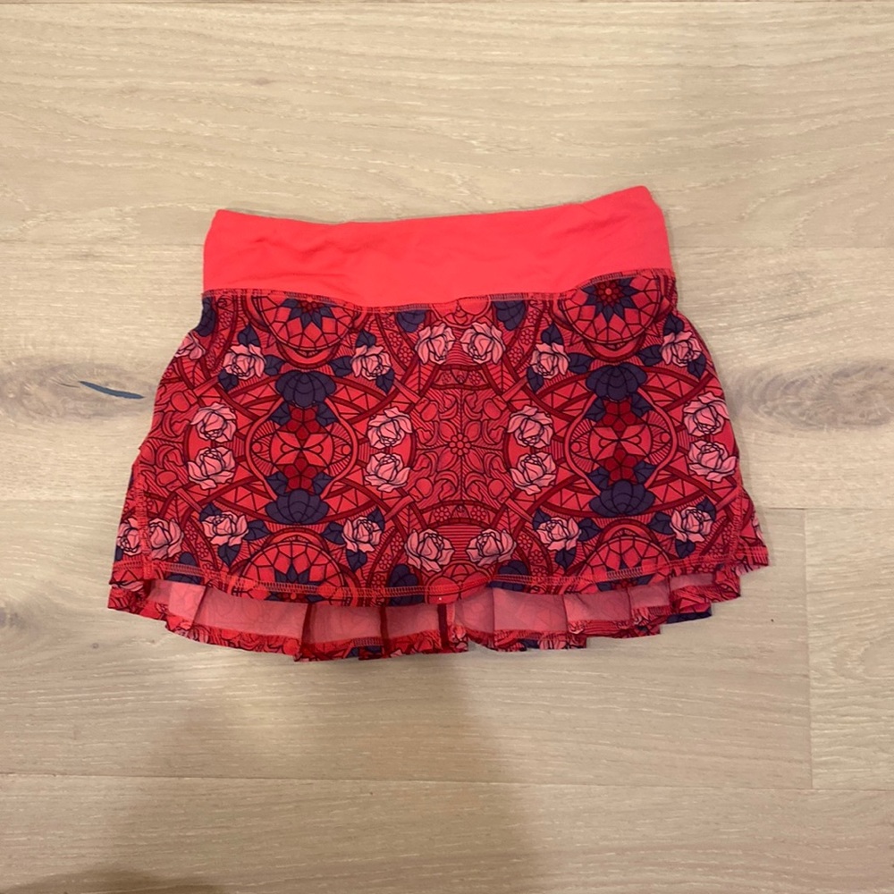 RARE LULULEMON SKIRT!  HIGH RISE 2.5 SIZE 2 ROSE DESIGN!!🛍️🛍️